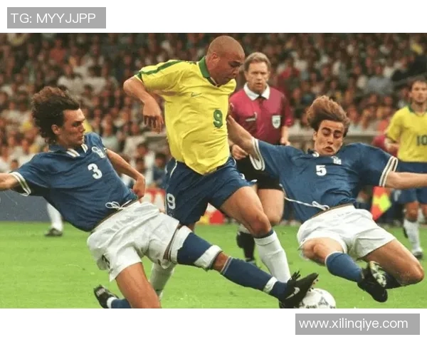 全球足球界十大球星排名解析他们的巅峰表现与无可比拟的影响力