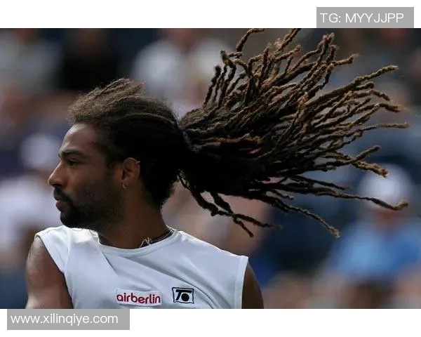 梳着辫子的足球球星展现独特魅力与球场风采引领个性潮流